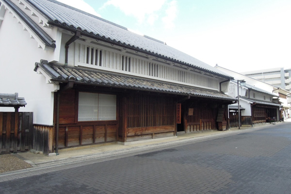 构成伊丹乡町馆的“旧冈田家住宅、酒窖”，是兵库县内最古老的商铺。