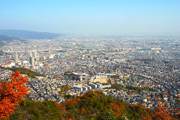 從行者山東觀峰向東眺望，可以看到位於中央的市政府和武庫川對面的小濱宿（小濱驛站）。