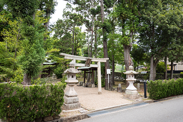 A small shrine facing the pilgrimage road