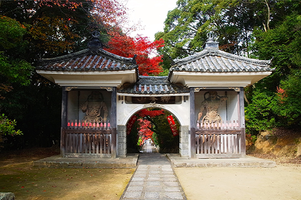 The niōmon gate incorporates a Western design adapted during the early Meiji period (late 19th century) 