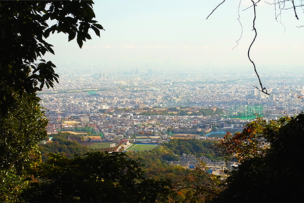 가부토야마 산에서 조금 내려와 오사카 방면을 바라본다.